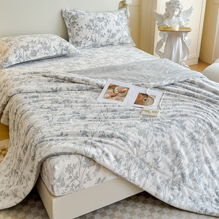 91家纺网 家纺一手货源 找家纺 金丝鸟家纺 2024新款加厚240g立体雕花牛奶绒夹棉绗缝毛毯 繁花 灰ab毯