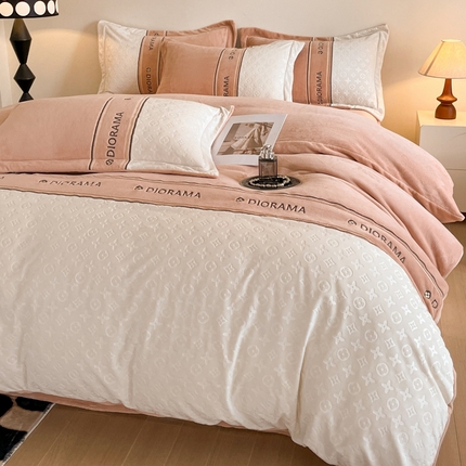 91家纺网 家纺一手货源 找家纺 慕木家纺 2025新款牛奶绒路易刺绣拼接四件套 绒路易-香槟金