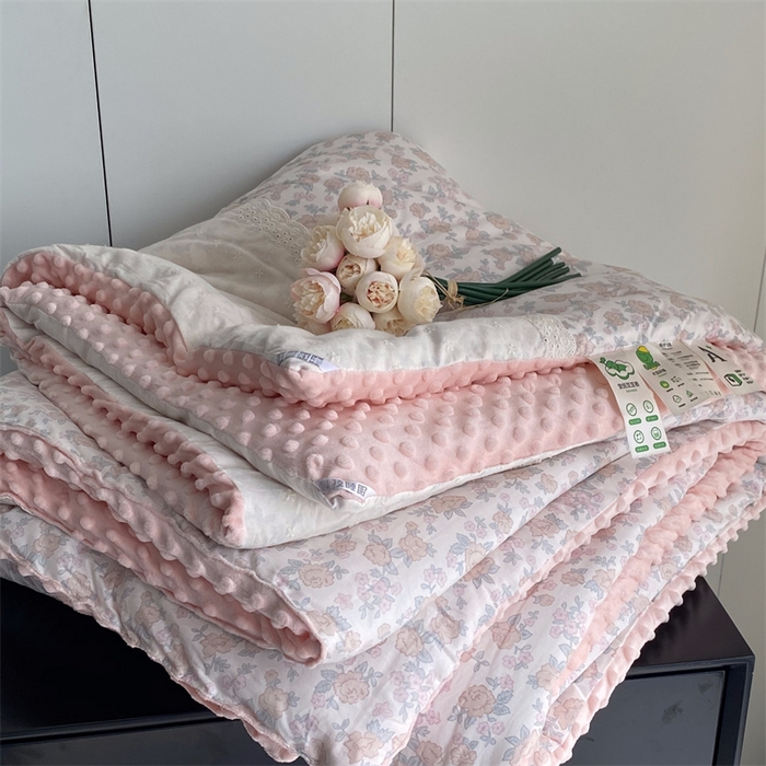 91家纺网 家纺一手货源 找家纺 2025新款秋冬季棉加豆豆绒法式花边款豆豆被被芯蔷薇粉