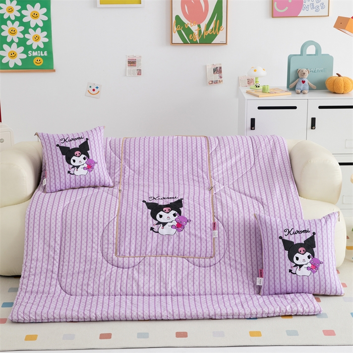 91家纺网 家纺一手货源 找家纺 照世家纺 2024新款亲肤舒适三丽鸥可爱卡通抱枕被 库洛米-紫