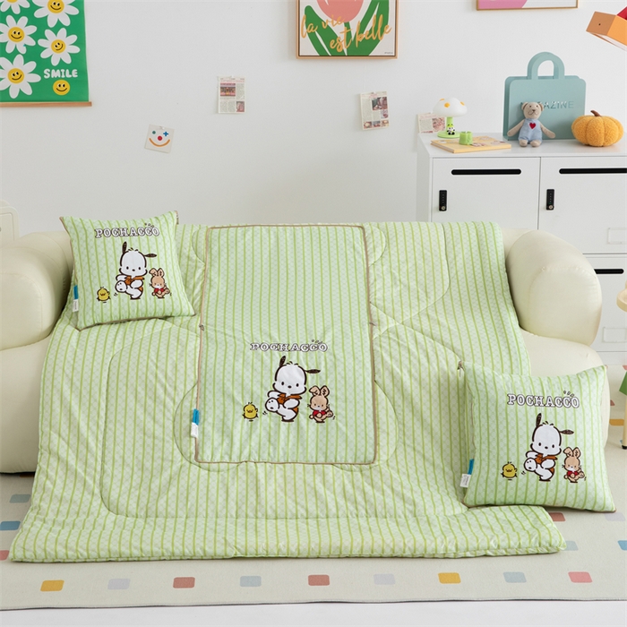 91家纺网 家纺一手货源 找家纺 照世家纺 2024新款亲肤舒适三丽鸥可爱卡通抱枕被 帕恰狗-绿