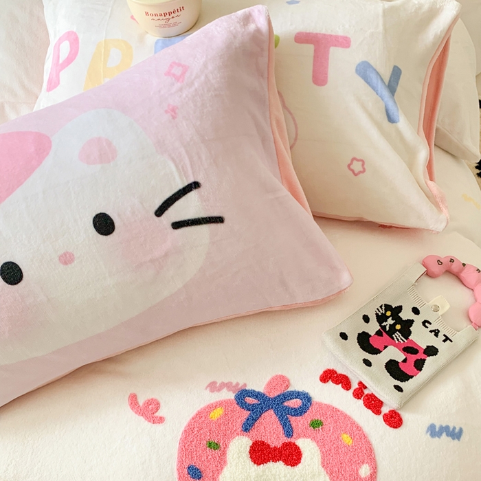 91家纺网 家纺一手货源 找家纺 澳萝拉 2024新款牛奶绒毛巾绣四件套 苹果猫咪