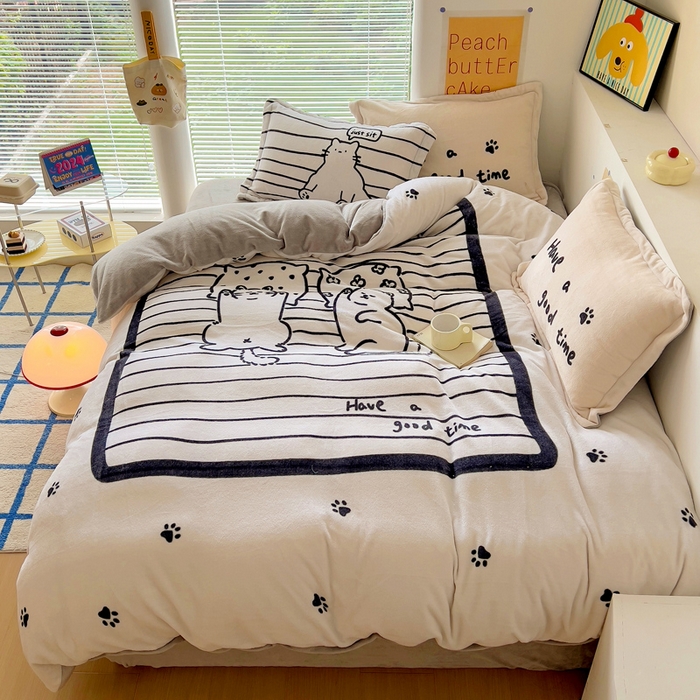 91家纺网 家纺一手货源 找家纺 金爱家 2024新款ins大版牛奶绒数码印花四件套 绒大版-睡睡猫