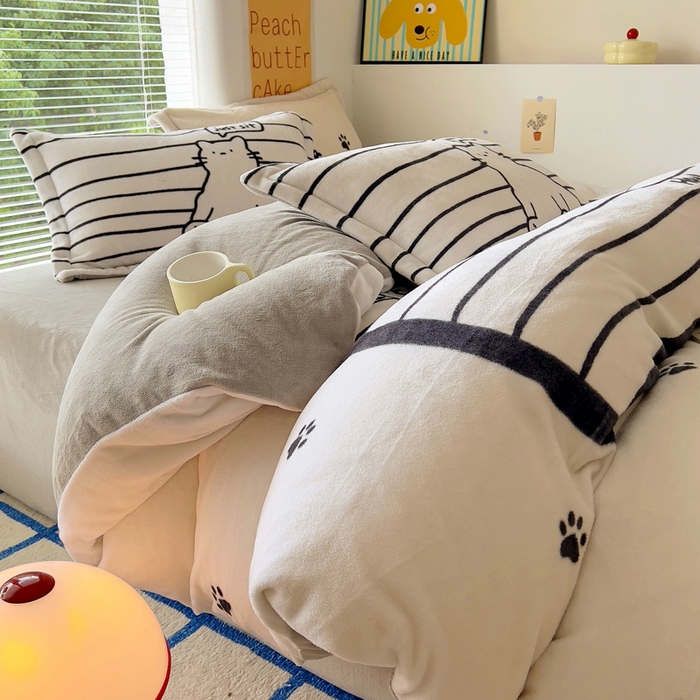 91家纺网 家纺一手货源 找家纺 金爱家 2024新款ins大版牛奶绒数码印花四件套 绒大版-睡睡猫