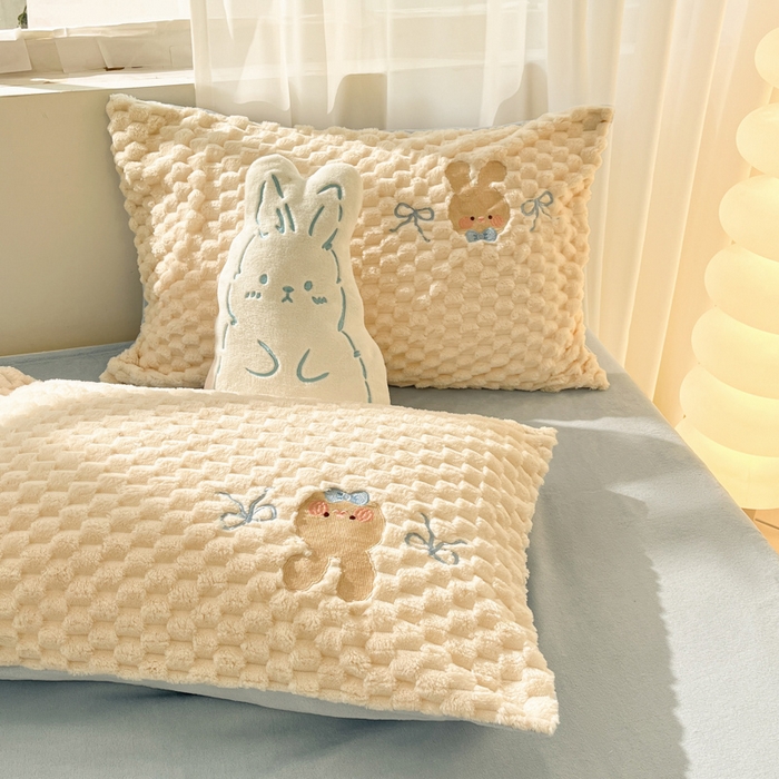 91家纺网 家纺一手货源 找家纺 慕尚家纺  2025新款豆豆绒刺绣四件套 大耳狗 白蓝