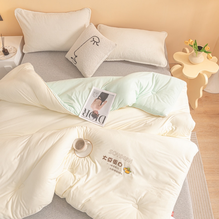 91家纺网 家纺一手货源 找家纺 （总）佳居缘 2025新款小奶猫A类针织棉火山绒大豆被被子被芯软糯单人双人被芯冬被