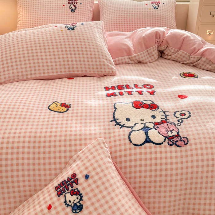 91家纺网 家纺一手货源 找家纺 金爱家 2024新款正版三丽鸥授权毛巾绣刺绣工艺加厚牛奶绒系列四件套 绒毛巾绣-小熊kitty