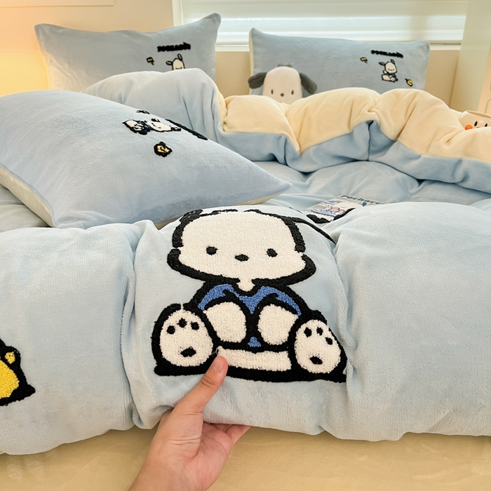 91家纺网 家纺一手货源 找家纺 金爱家 2024新款正版三丽鸥授权毛巾绣刺绣工艺加厚牛奶绒系列四件套 绒毛巾绣-蓝黄帕恰狗