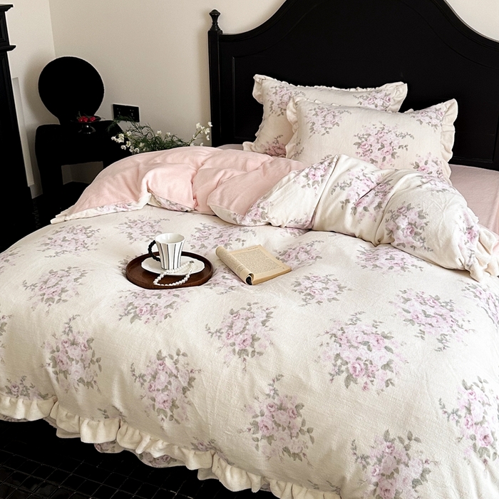 91家纺网 家纺一手货源 找家纺 潘朵拉家纺 2024爆款绒法式双层牛奶绒花边四件套 粉黛