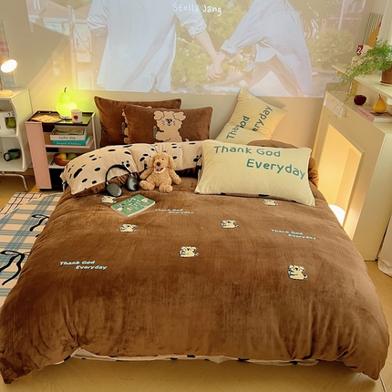 桃喜 2024新款230g牛奶绒绣花系列四件套 蜡烛小狗