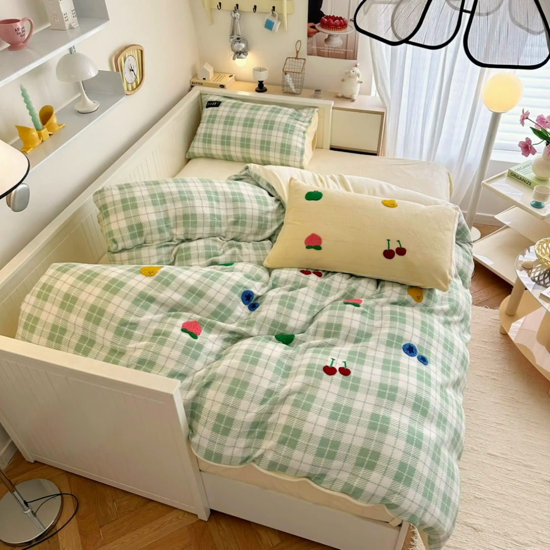 91家纺网 家纺一手货源 找家纺 呗旺鹿 2024新款A类高克重散盘印花毛巾绣牛奶绒四件套 水果世界