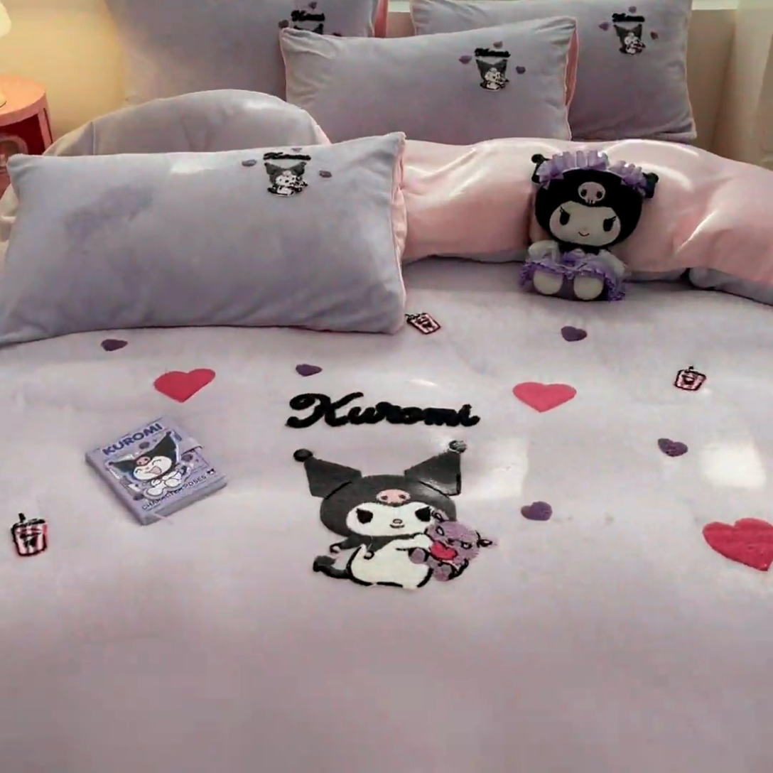 91家纺网 家纺一手货源 找家纺 金爱家 2024新款正版三丽鸥授权毛巾绣刺绣工艺加厚牛奶绒系列四件套 绒毛巾绣-粉紫库洛米