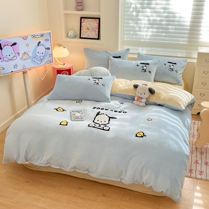 91家纺网 家纺一手货源 找家纺 金爱家 2024新款正版三丽鸥授权毛巾绣刺绣工艺加厚牛奶绒系列四件套 绒毛巾绣-蓝黄帕恰狗