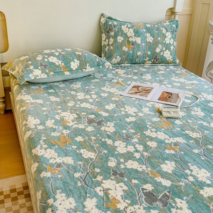 91家纺网 家纺一手货源 找家纺 金丝鸟家纺 2024新款加厚240g立体雕花牛奶绒床笠 蝴蝶花 绿