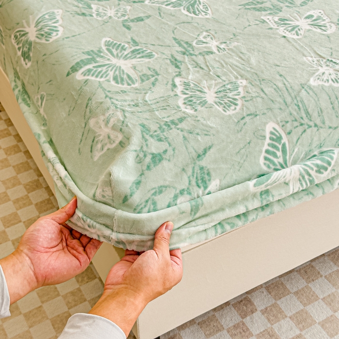 91家纺网 家纺一手货源 找家纺 金丝鸟家纺 2024新款加厚240g立体雕花牛奶绒床笠 蝴蝶飞 绿