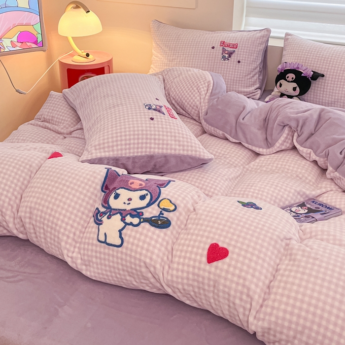 91家纺网 家纺一手货源 找家纺 金爱家 2024新款正版三丽鸥授权毛巾绣刺绣工艺加厚牛奶绒系列四件套 绒毛巾绣-小紫格库洛米