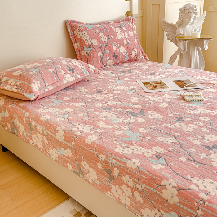 91家纺网 家纺一手货源 找家纺 金丝鸟家纺 2024新款加厚240g立体雕花牛奶绒床笠 蝴蝶花 粉