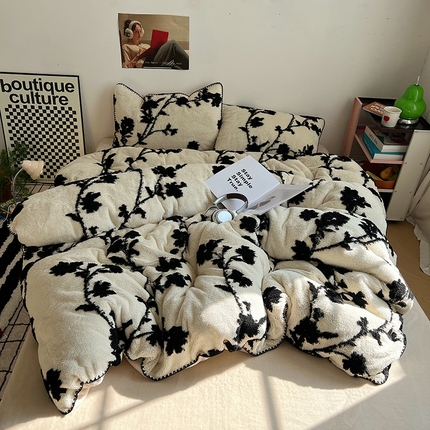 91家纺网 家纺一手货源 找家纺 桃子家居 2024新款A类加厚美拉德温暖治愈风舒棉绒黑纱阳离子提花三角针贝壳边牛奶绒系列四件套 绒三角针-美拉德赫本