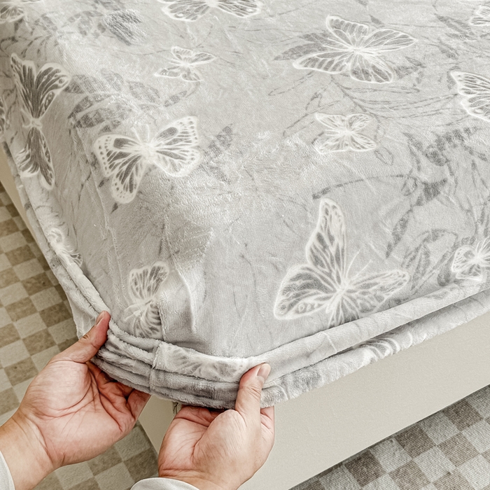 91家纺网 家纺一手货源 找家纺 金丝鸟家纺 2024新款加厚240g立体雕花牛奶绒床笠 蝴蝶飞 灰