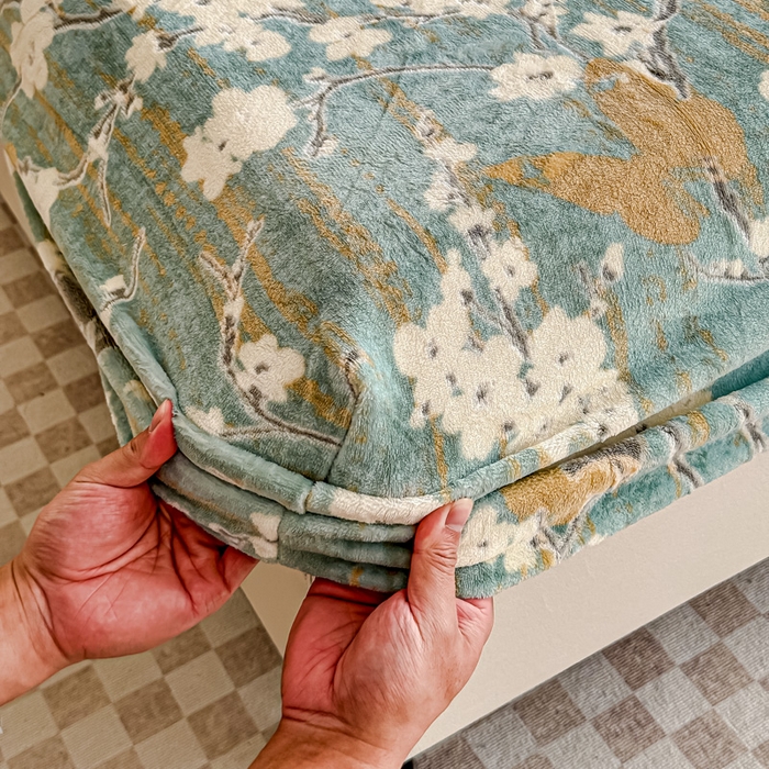 91家纺网 家纺一手货源 找家纺 金丝鸟家纺 2024新款加厚240g立体雕花牛奶绒床笠 蝴蝶花 绿