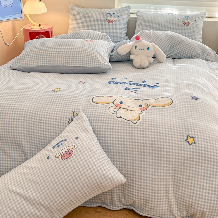 91家纺网 家纺一手货源 找家纺 金爱家 2024新款正版三丽鸥授权毛巾绣刺绣工艺加厚牛奶绒系列四件套 绒毛巾绣-蓝格大耳狗