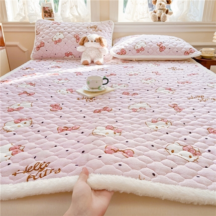 91家纺网 家纺一手货源 找家纺 佰亿莱 2024新款三丽鸥牛奶绒床垫 蝴蝶结 kt 猫