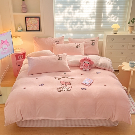 金爱家 2024新款正版三丽鸥授权毛巾绣刺绣工艺加厚牛奶绒系列四件套 绒毛巾绣-粉格美乐蒂