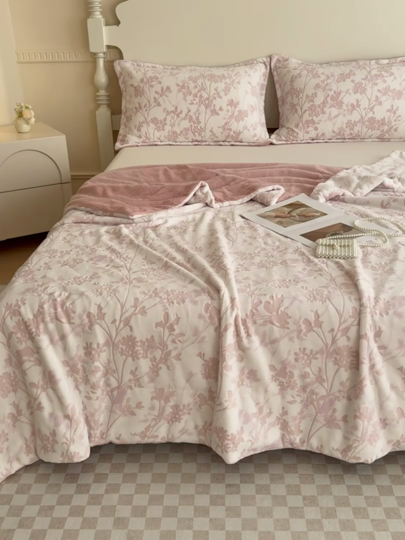 91家纺网 家纺一手货源 找家纺 （总）金丝鸟家纺 2024新款加厚240g立体雕花牛奶绒夹棉绗缝毛毯