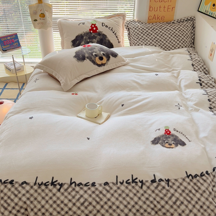 91家纺网 家纺一手货源 找家纺 金爱家 2024新款ins大版牛奶绒数码印花四件套 绒大版-樱桃小狗