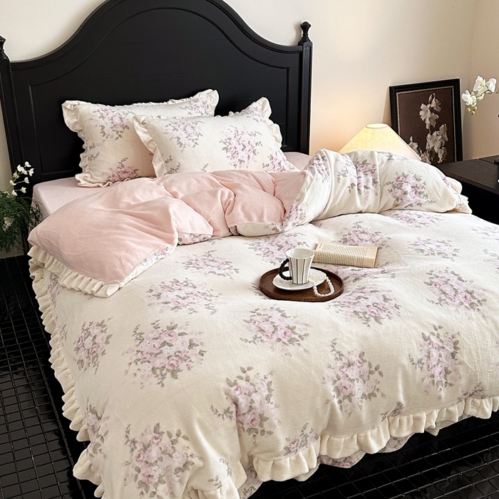 91家纺网 家纺一手货源 找家纺 潘朵拉家纺 2024爆款绒法式双层牛奶绒花边四件套 粉黛