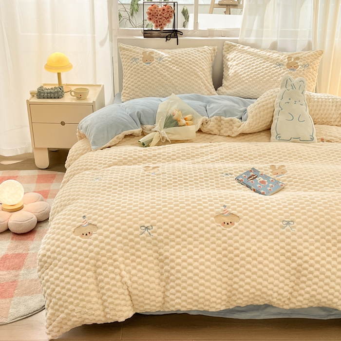 91家纺网 家纺一手货源 找家纺 慕尚家纺  2025新款豆豆绒刺绣四件套 大耳狗 白蓝