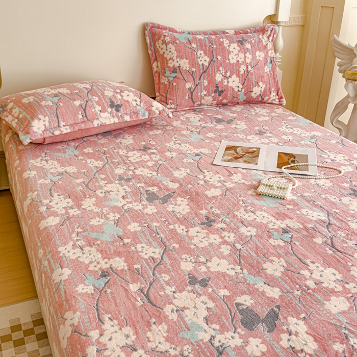 91家纺网 家纺一手货源 找家纺 金丝鸟家纺 2024新款加厚240g立体雕花牛奶绒床笠 蝴蝶花 粉