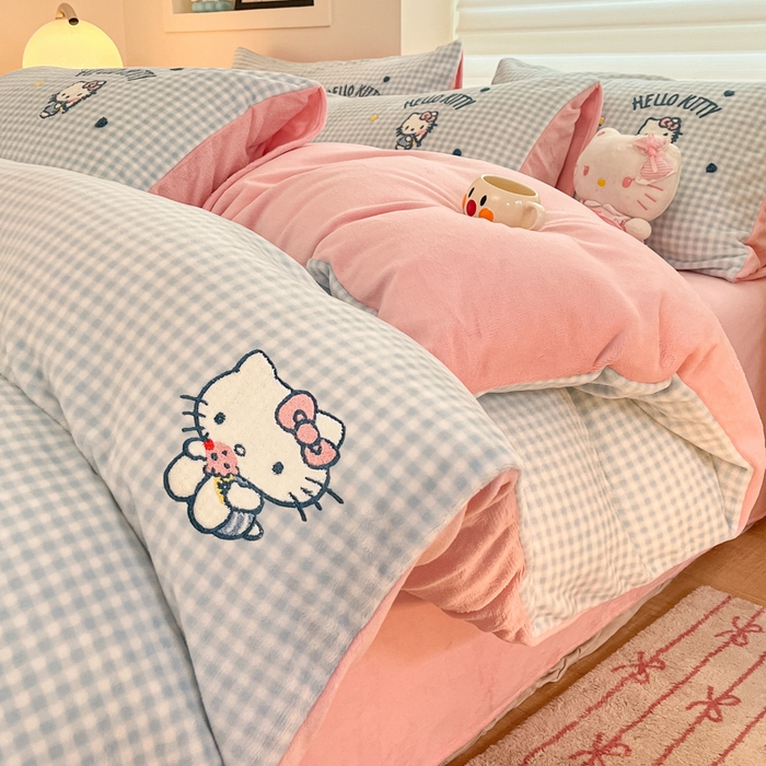 91家纺网 家纺一手货源 找家纺 金爱家 2024新款正版三丽鸥授权毛巾绣刺绣工艺加厚牛奶绒系列四件套 绒毛巾绣-蓝格甜筒kitty