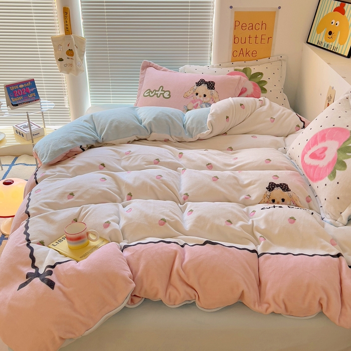 91家纺网 家纺一手货源 找家纺 金爱家 2024新款ins大版牛奶绒数码印花四件套 绒大版-草莓小兔