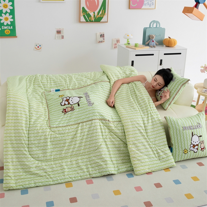 91家纺网 家纺一手货源 找家纺 照世家纺 2024新款亲肤舒适三丽鸥可爱卡通抱枕被 帕恰狗-绿