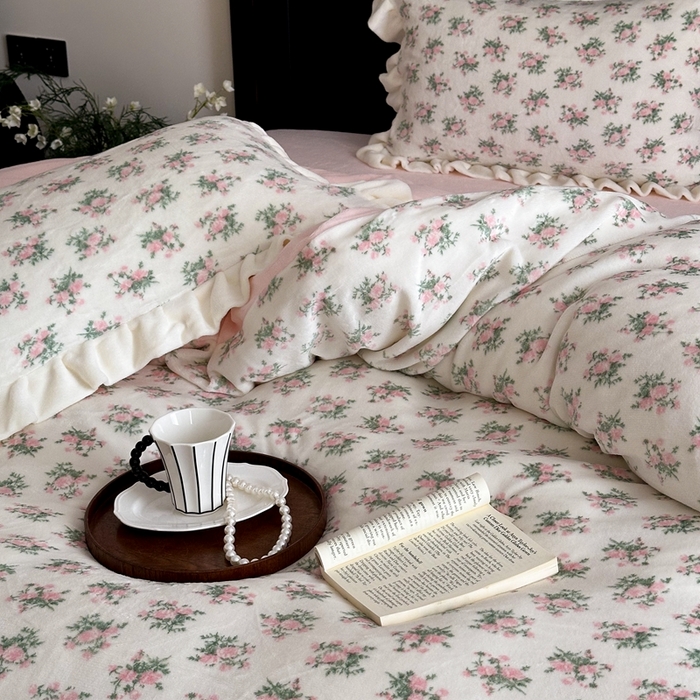 91家纺网 家纺一手货源 找家纺 潘朵拉家纺 2024爆款绒法式双层牛奶绒花边四件套 花溪