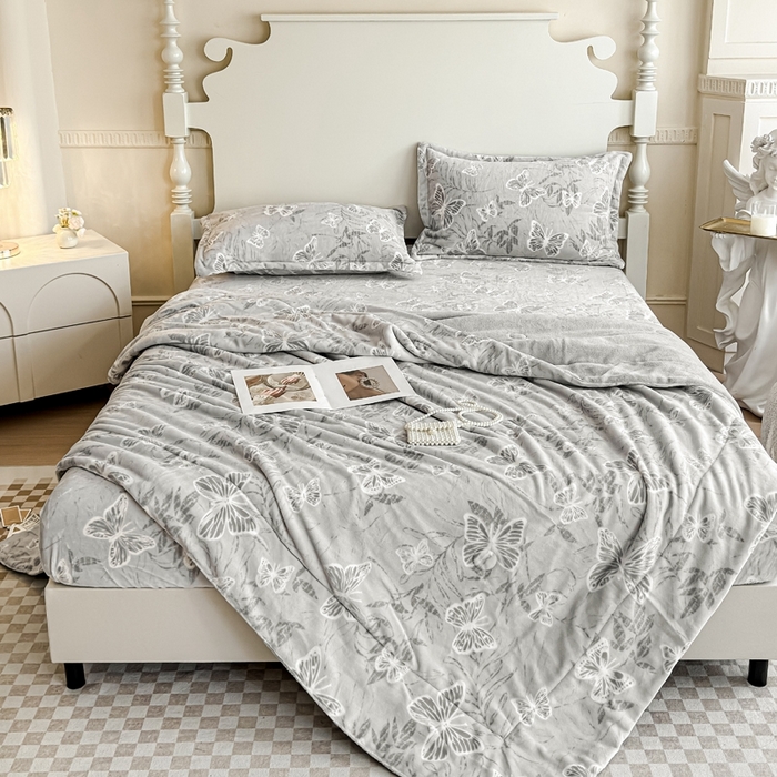 91家纺网 家纺一手货源 找家纺 金丝鸟家纺 2024新款加厚240g立体雕花牛奶绒夹棉绗缝毛毯 蝴蝶飞 灰ab毯