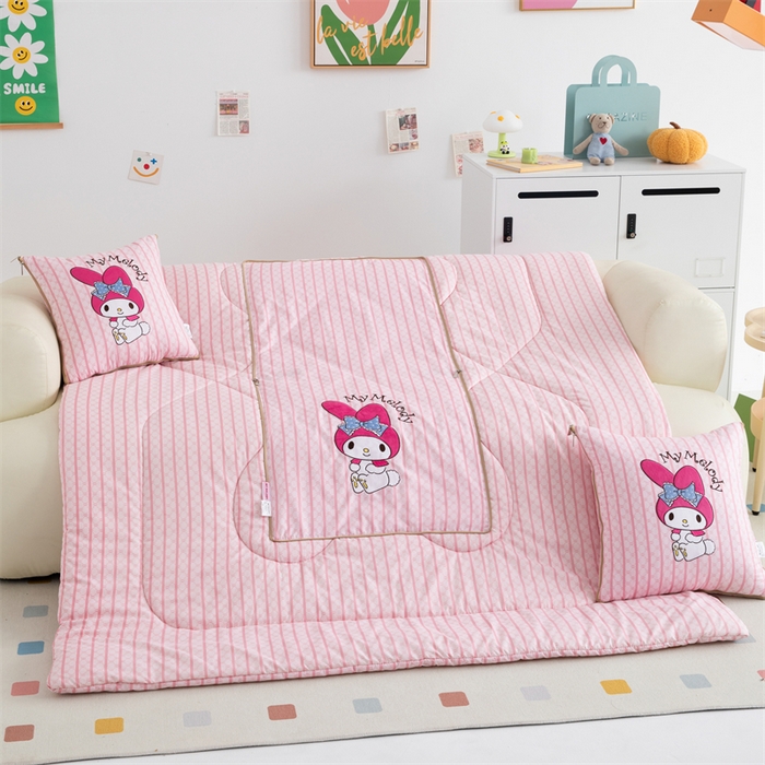 91家纺网 家纺一手货源 找家纺 照世家纺 2024新款亲肤舒适三丽鸥可爱卡通抱枕被 美乐蒂