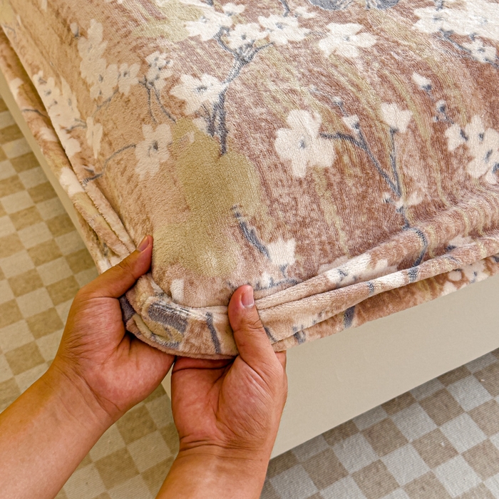 91家纺网 家纺一手货源 找家纺 金丝鸟家纺 2024新款加厚240g立体雕花牛奶绒床笠 蝴蝶花 咖