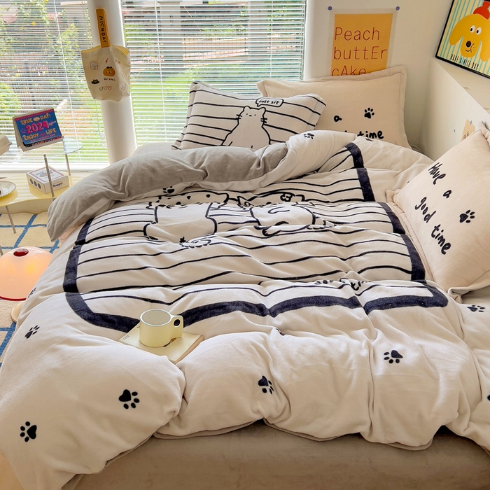 91家纺网 家纺一手货源 找家纺 金爱家 2024新款ins大版牛奶绒数码印花四件套 绒大版-睡睡猫