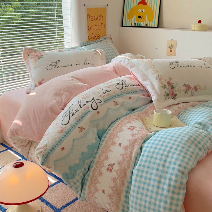 91家纺网 家纺一手货源 找家纺 金爱家 2024新款ins大版牛奶绒数码印花四件套 绒大版-秘密花园