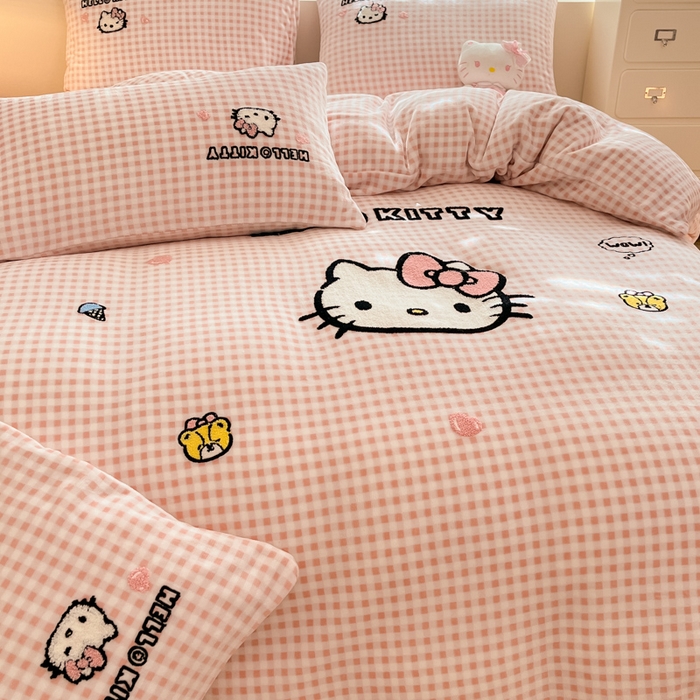 91家纺网 家纺一手货源 找家纺 金爱家 2024新款正版三丽鸥授权毛巾绣刺绣工艺加厚牛奶绒系列四件套 绒毛巾绣-奶油粉格kitty