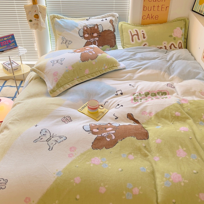 91家纺网 家纺一手货源 找家纺 金爱家 2024新款ins大版牛奶绒数码印花四件套 绒大版-音乐小猫