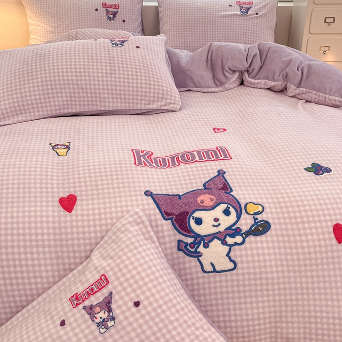 91家纺网 家纺一手货源 找家纺 金爱家 2024新款正版三丽鸥授权毛巾绣刺绣工艺加厚牛奶绒系列四件套 绒毛巾绣-小紫格库洛米