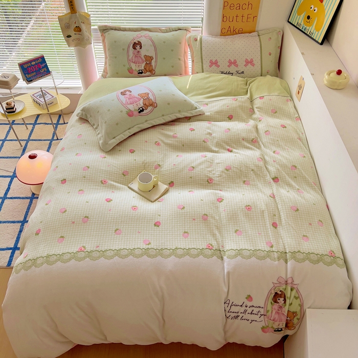 91家纺网 家纺一手货源 找家纺 金爱家 2024新款ins大版牛奶绒数码印花四件套 绒大版-草莓女孩