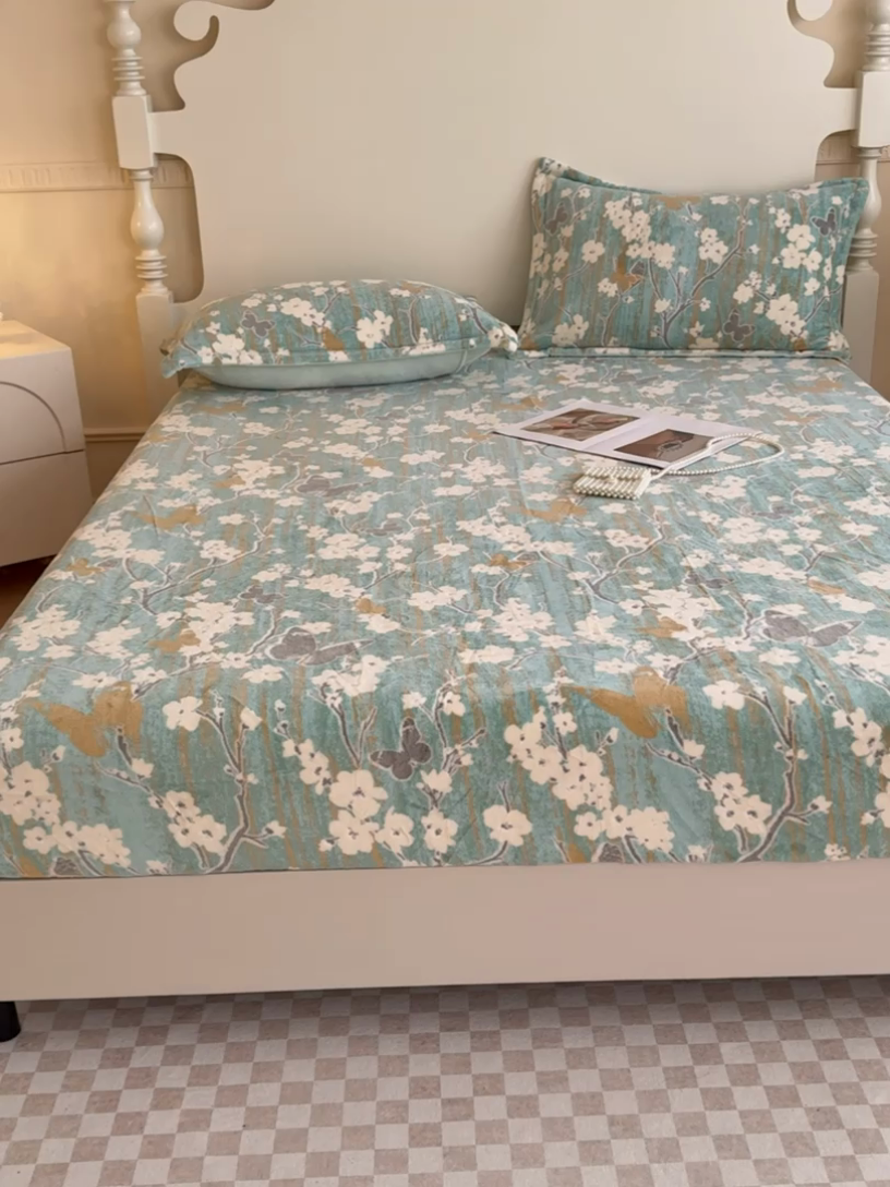 91家纺网 家纺一手货源 找家纺 金丝鸟家纺 2024新款加厚240g立体雕花牛奶绒床笠 蝴蝶花 绿