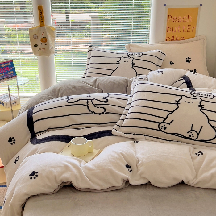 91家纺网 家纺一手货源 找家纺 金爱家 2024新款ins大版牛奶绒数码印花四件套 绒大版-睡睡猫