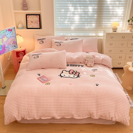 91家纺网 家纺一手货源 找家纺 金爱家 2024新款正版三丽鸥授权毛巾绣刺绣工艺加厚牛奶绒系列四件套 绒毛巾绣-奶油粉格kitty