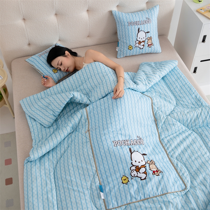 91家纺网 家纺一手货源 找家纺 照世家纺 2024新款亲肤舒适三丽鸥可爱卡通抱枕被 帕恰狗-蓝