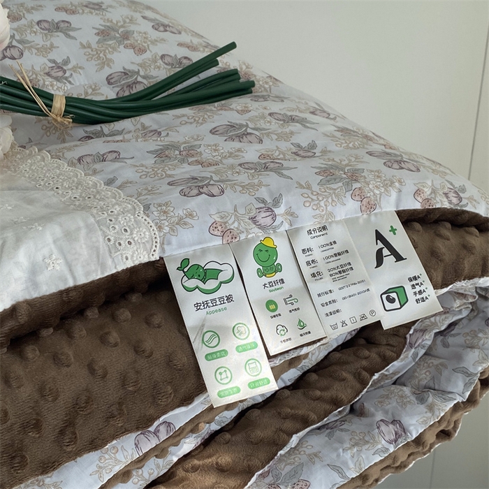 91家纺网 家纺一手货源 找家纺 2025新款秋冬季棉加豆豆绒法式花边款豆豆被被芯莓果咖
